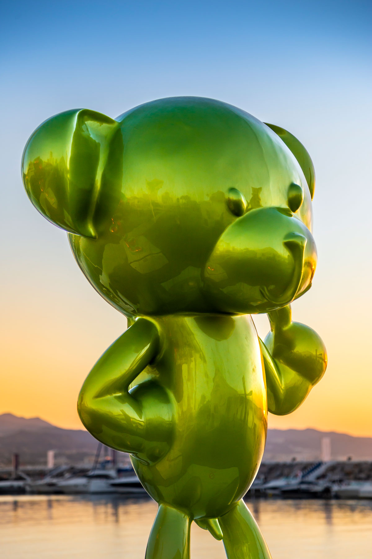 exposicion de un oso de jogis art